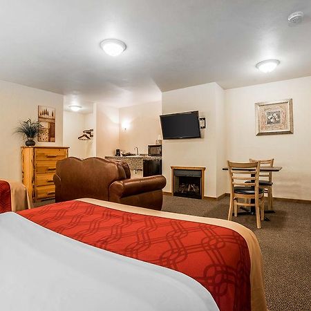Econo Lodge Inn & Suites Kalispell - Glacier National Park Gateway Exterior foto