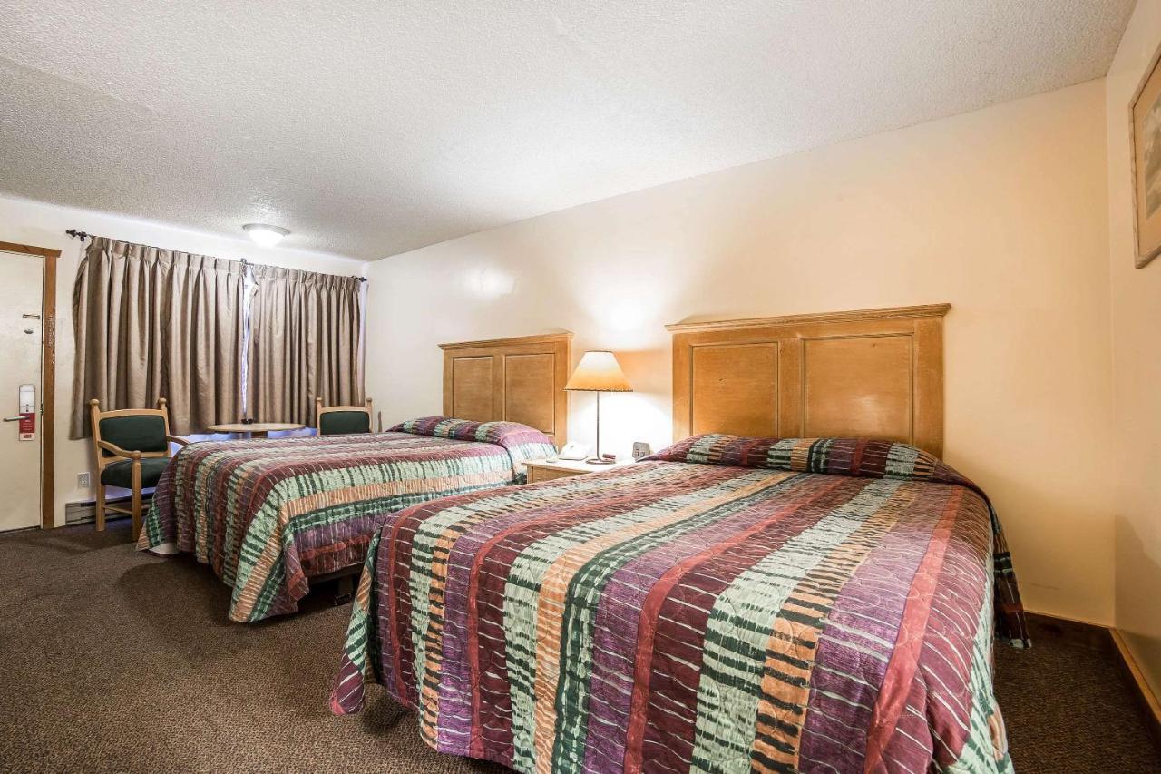 Econo Lodge Inn & Suites Kalispell - Glacier National Park Gateway Exterior foto