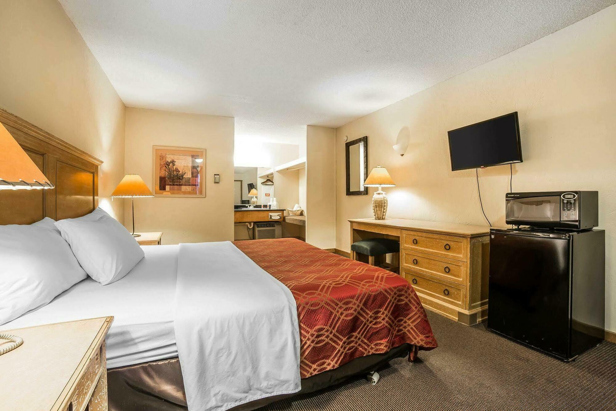 Econo Lodge Inn & Suites Kalispell - Glacier National Park Gateway Exterior foto